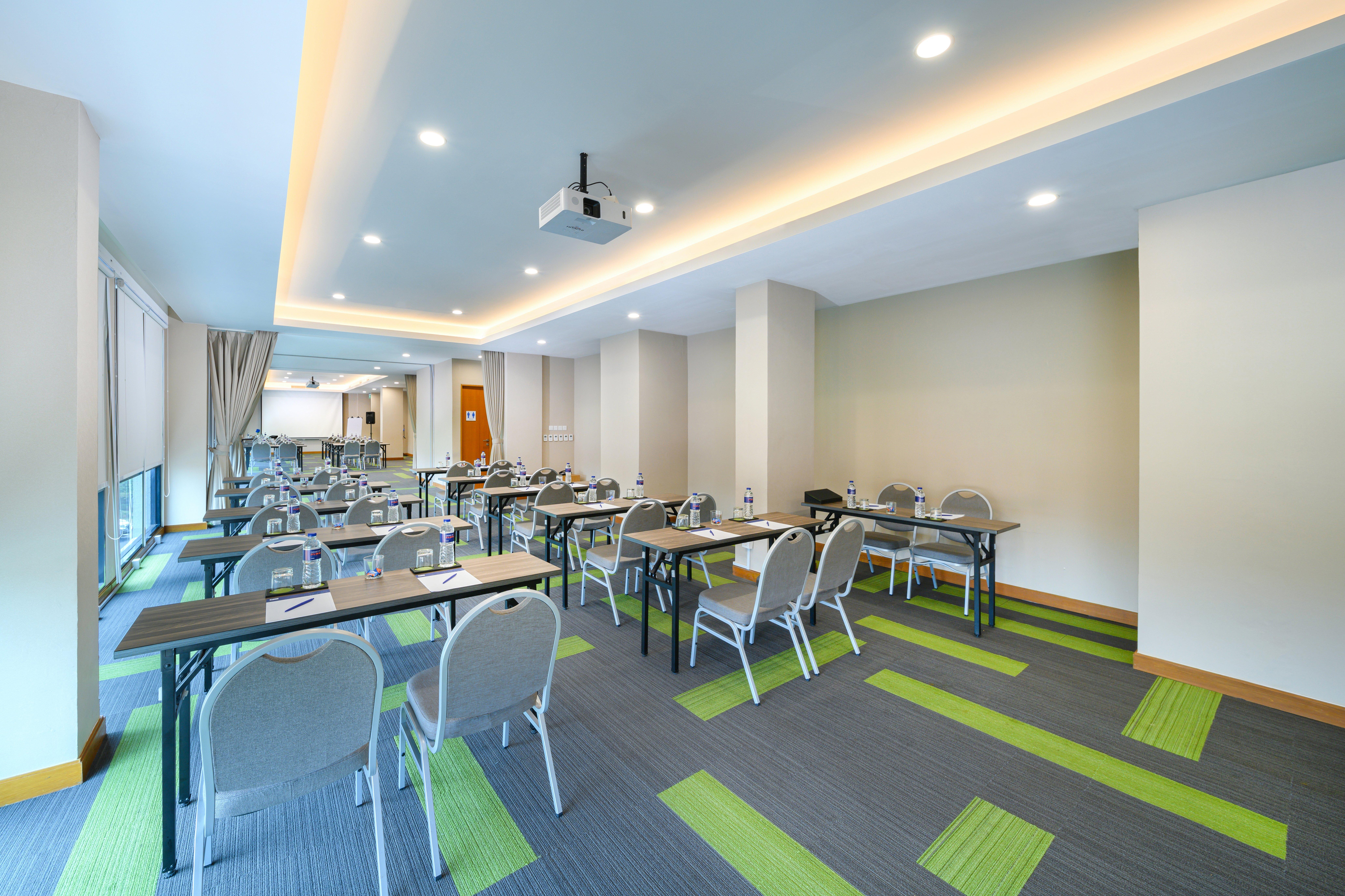 Holiday Inn Express Jakarta Matraman By Ihg Jacarta Exterior foto