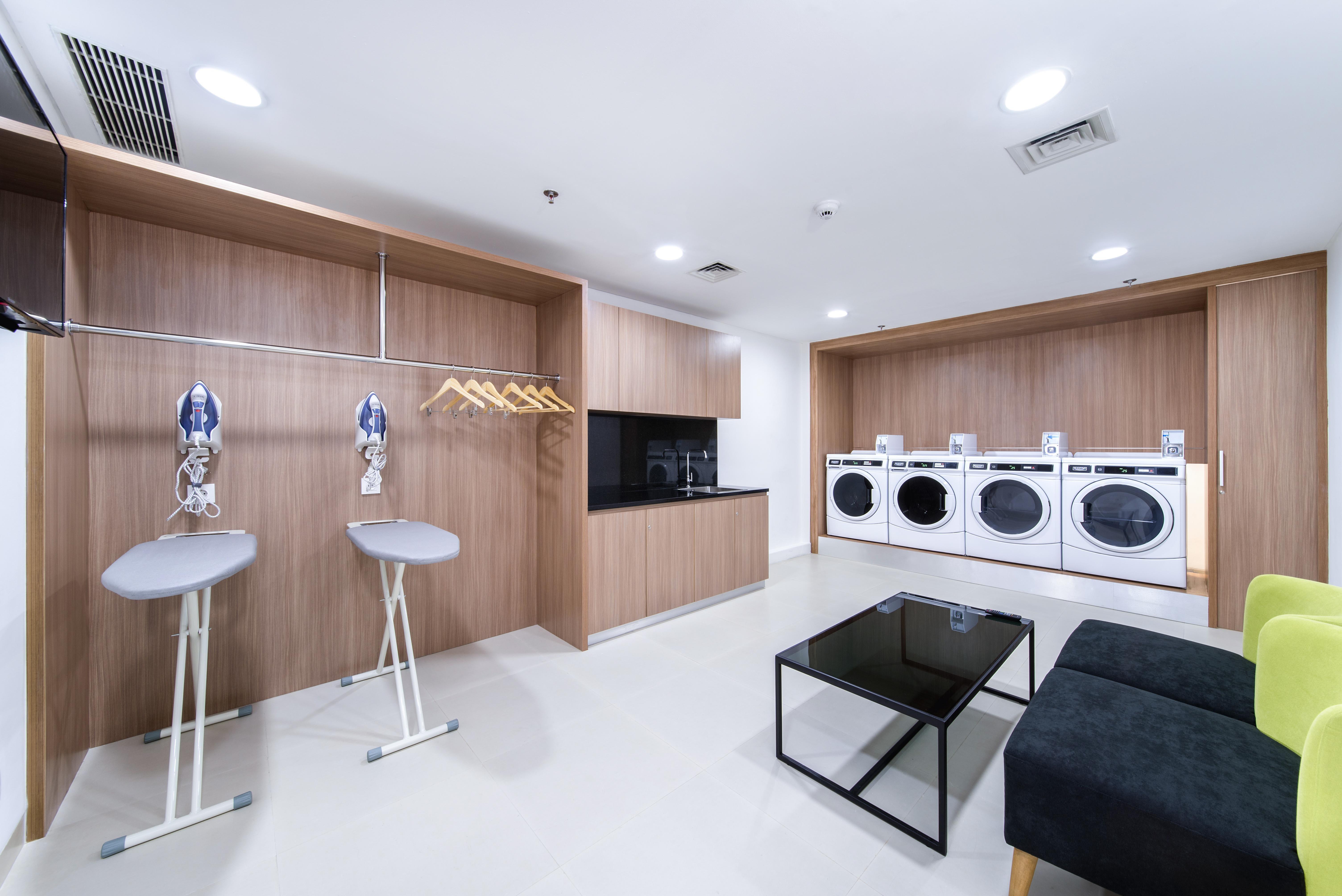 Holiday Inn Express Jakarta Matraman By Ihg Jacarta Exterior foto