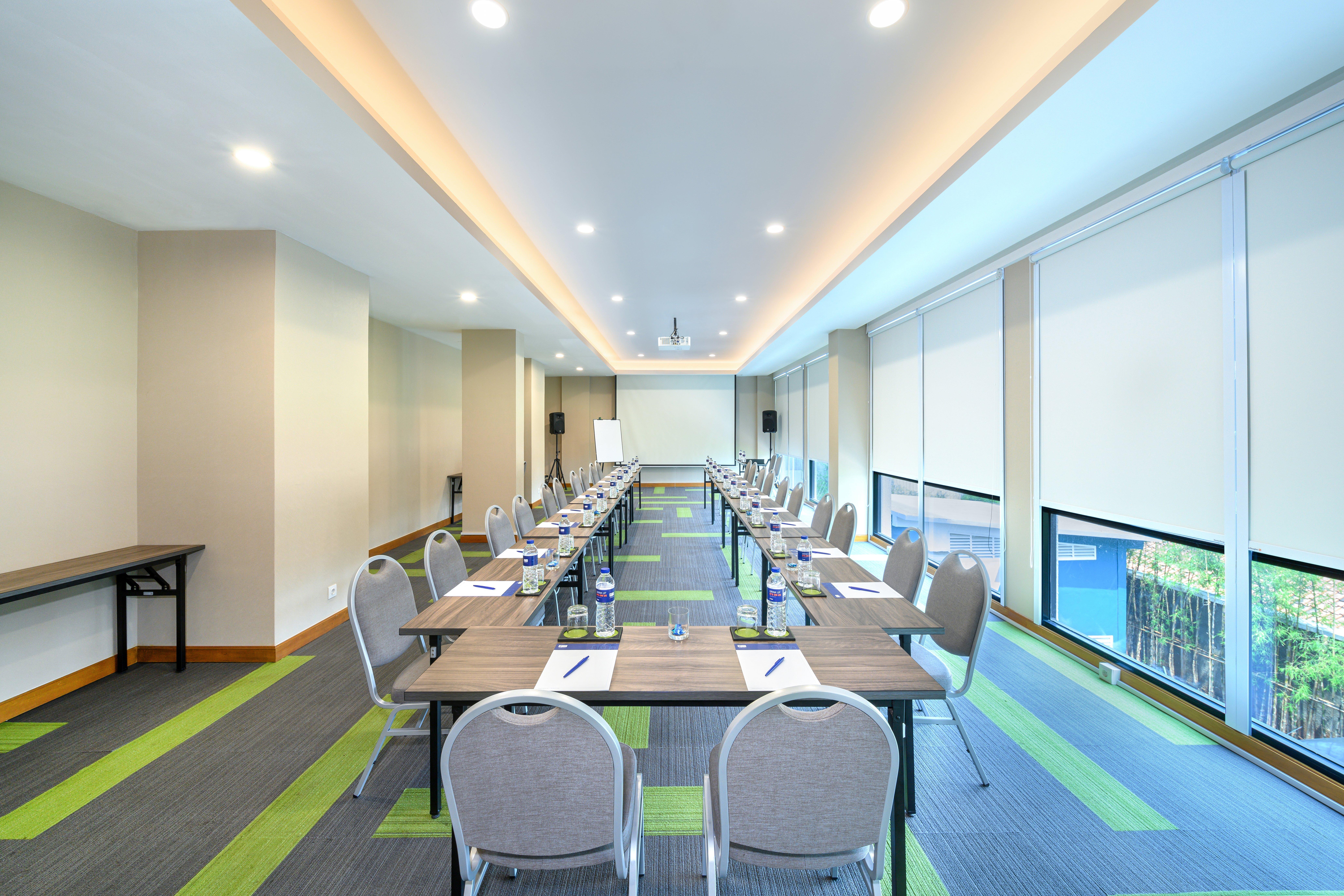 Holiday Inn Express Jakarta Matraman By Ihg Jacarta Exterior foto